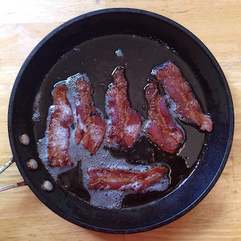 Bacon_in_a_pan_(cooked).jpg
