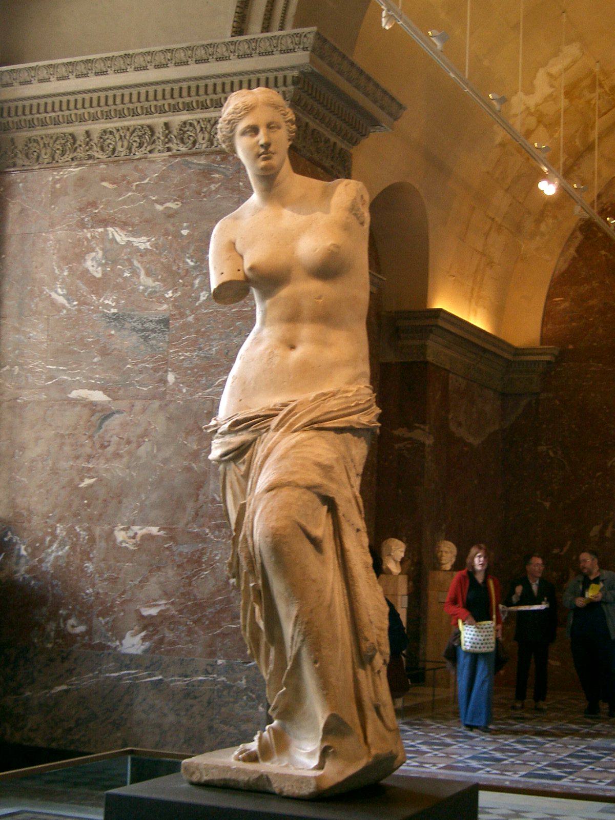 Venus_de_Milo_in_the_Musee_de_Louvre.jpg